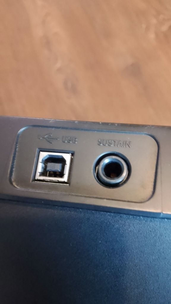 Синтезатор-midi клавіатура Casio CTK-3200 бу в отличном состоянии