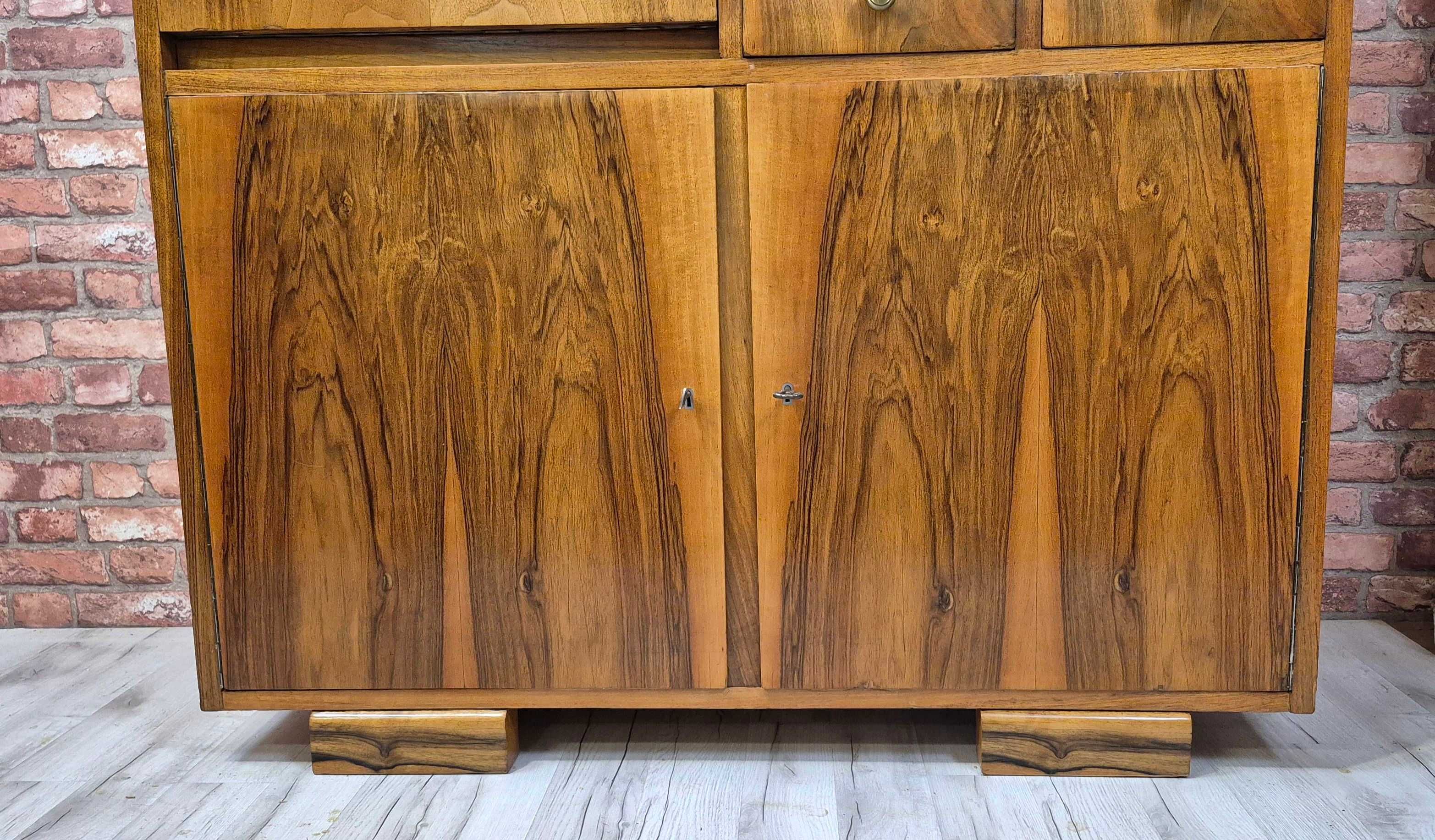Biblioteczka orzechowa w stylu art deco, lata 50te. Po renowacji