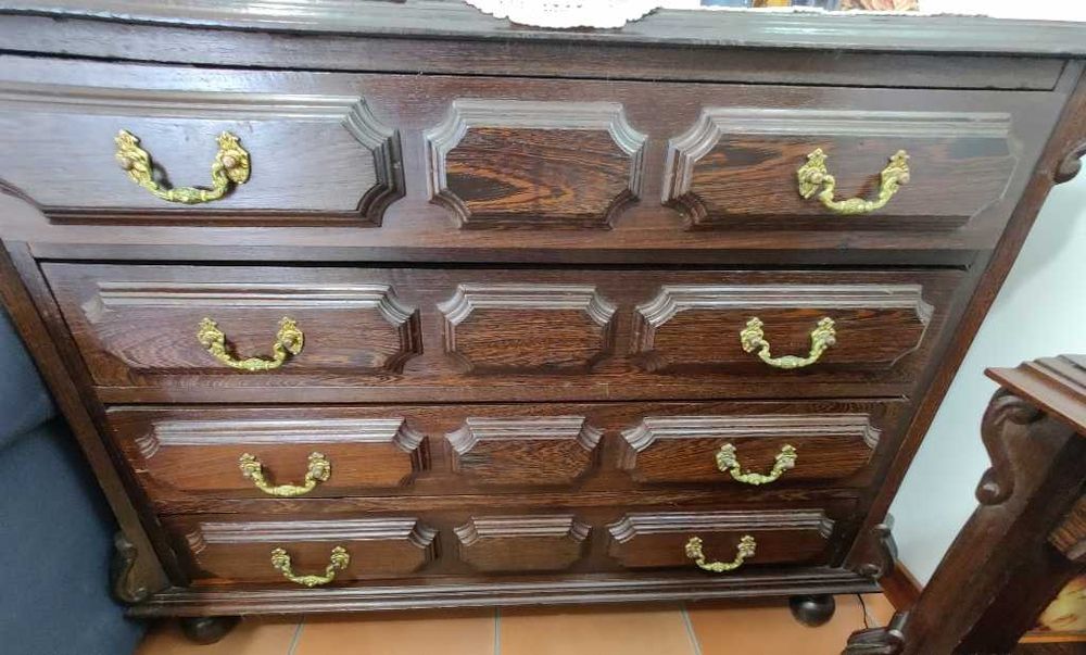 Cama com  mesa cabeçeira e Comoda