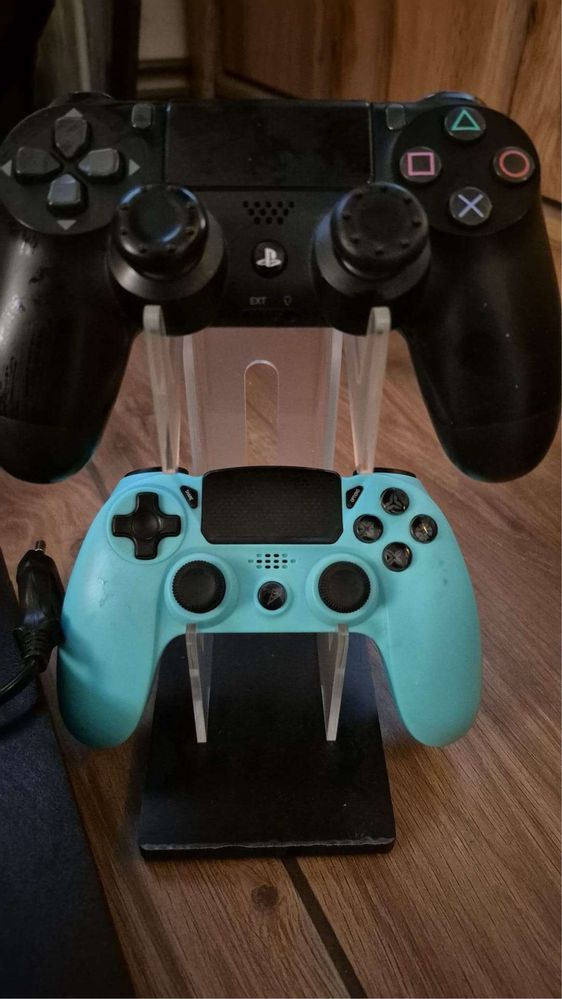 Ps 4 Pro 1Tb + 2 pady + Gry