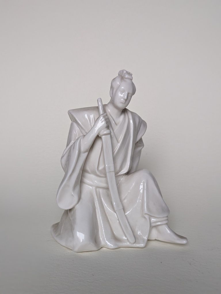 Samuraj klęczący wojownik
Figurka porcelanowa, st