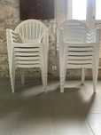 Conjunto: 12 cadeiras de plástico branco + mesa de plástico branco