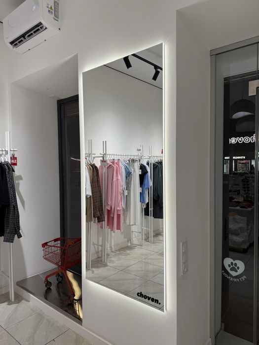 Настінне дзеркало з підсвіткою