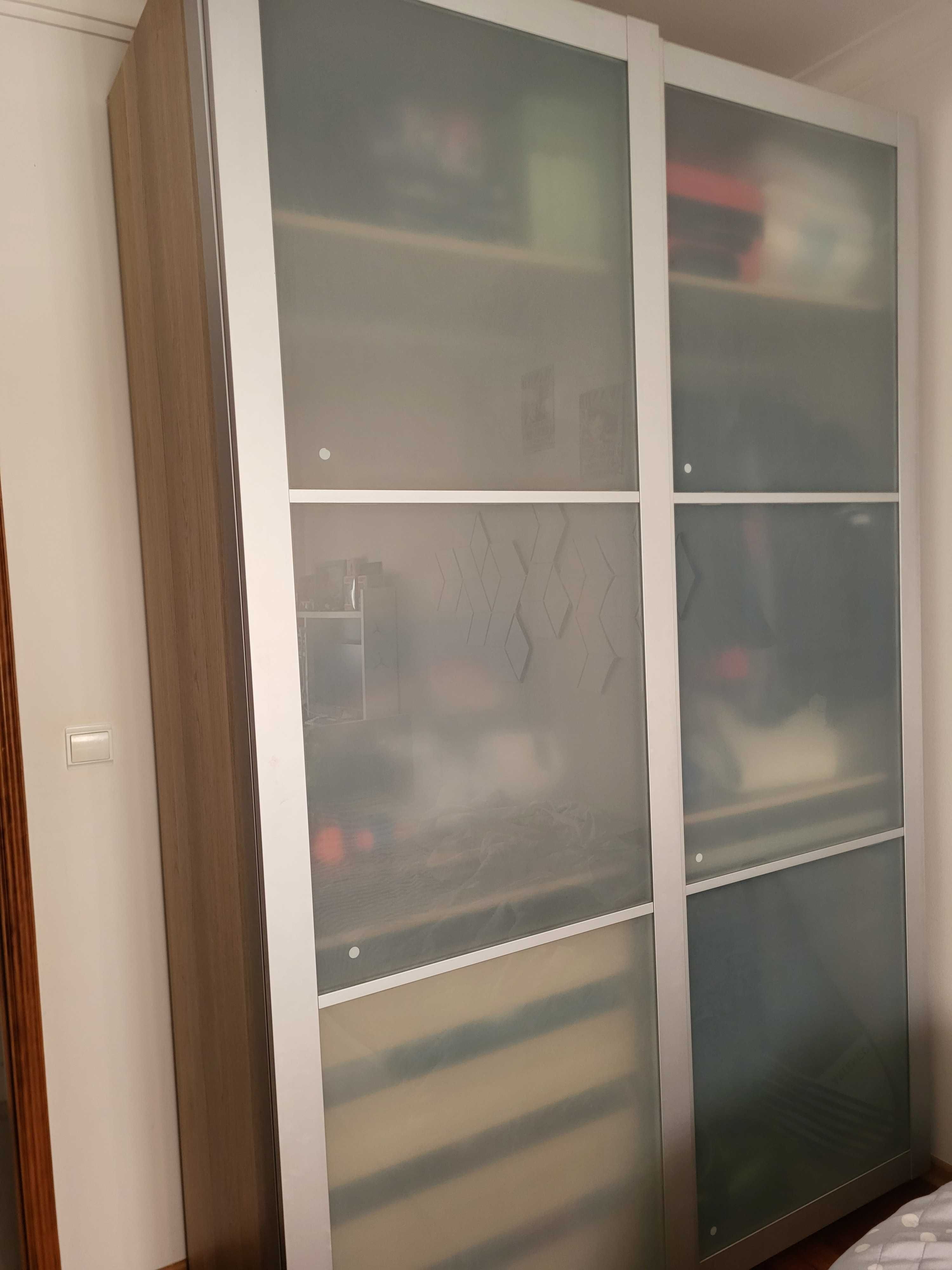 Roupeiro Ikea com portas de correr
