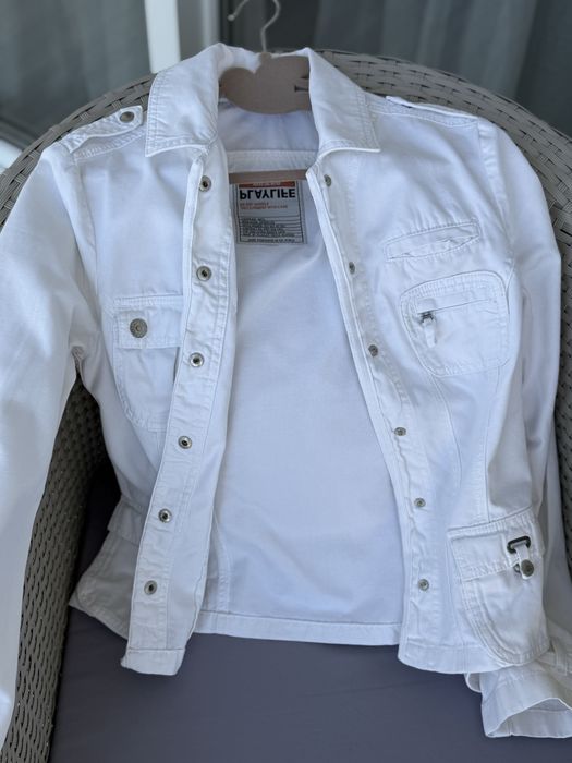 Женский белый джинсовый джакет .