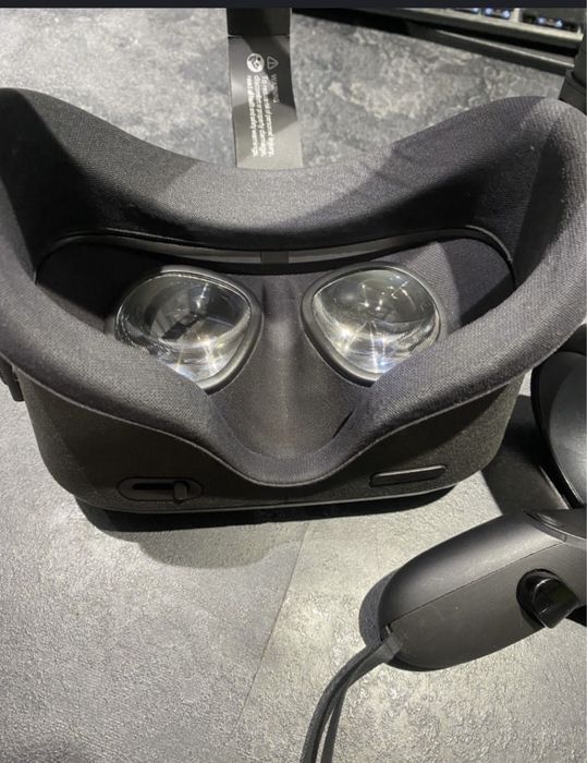 Oculus Quest 1 на 64GB.