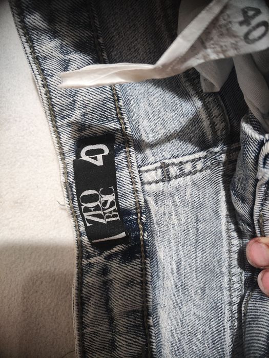 Кльош джинси,розміру М з розрізами ,нові