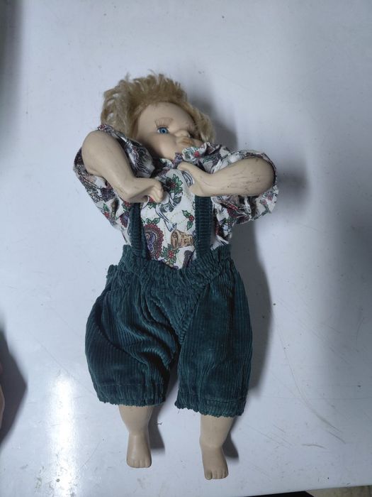 Vendo Boneca antiga de porcelana