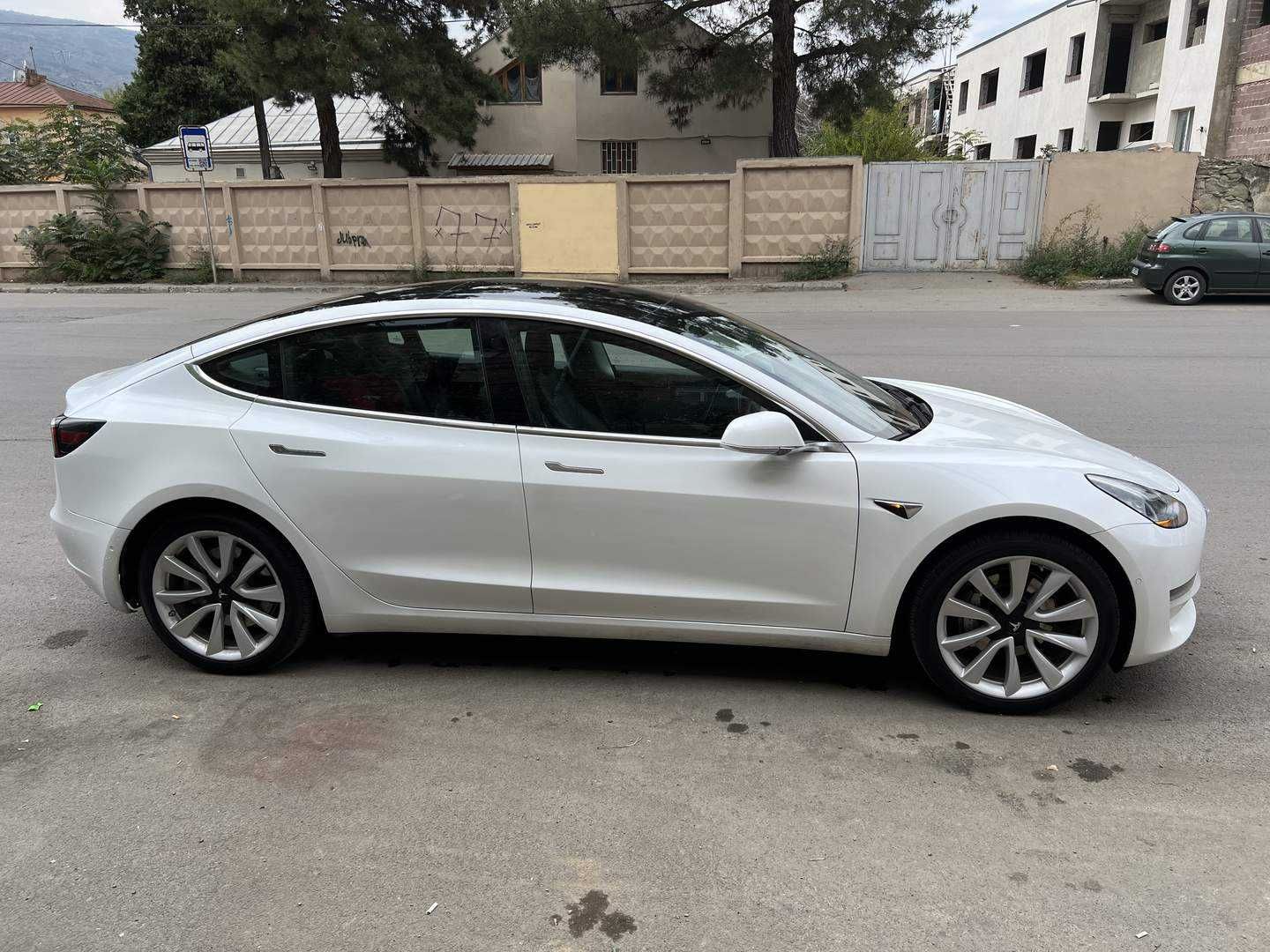 tesla model 3 2019 шкіряний салон панорама автопілот