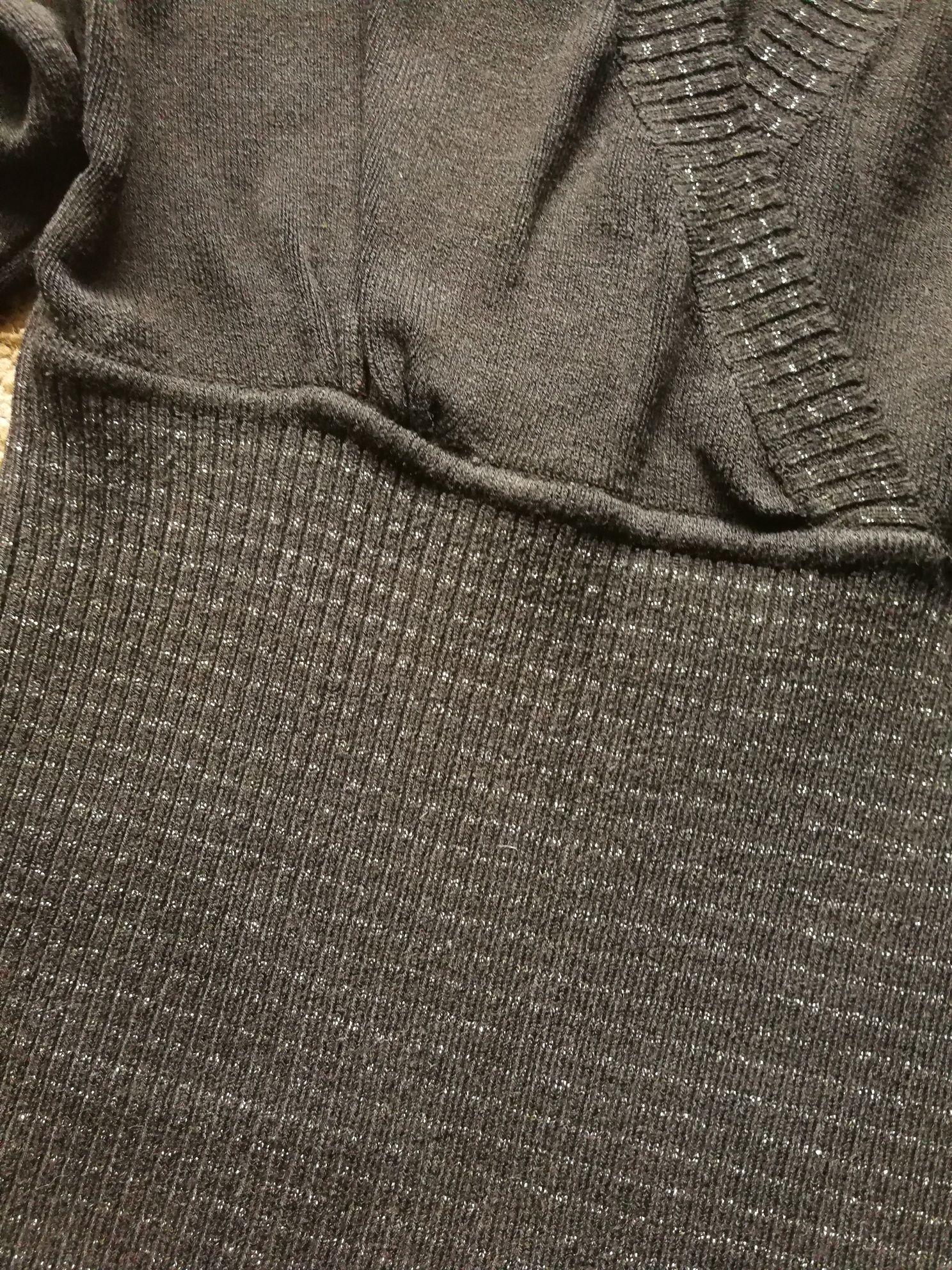 Czarny sweter ze srebrną nitką