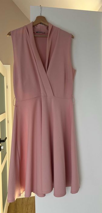 Sukienka Mohito – pastelowy róż – elegancka, rozkloszowana – XL