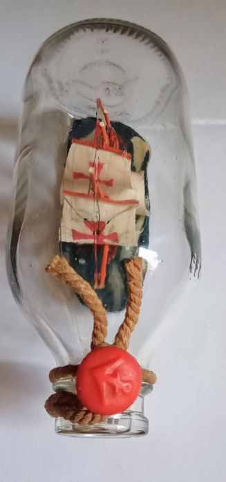 Barco dentro de garrafa.