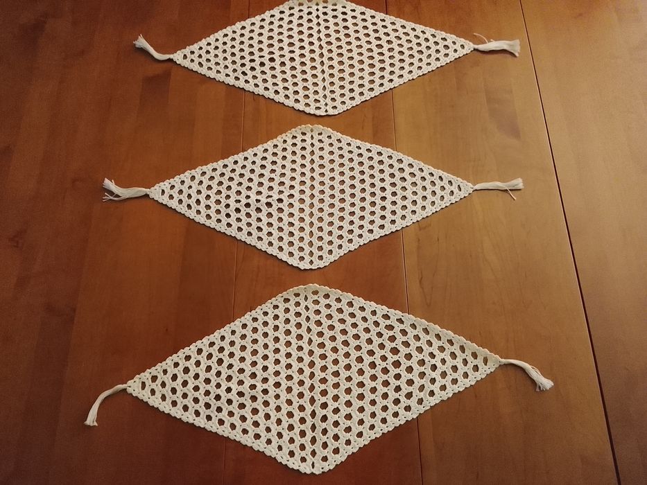 Conjunto de três naperons em crochê feitos á mão