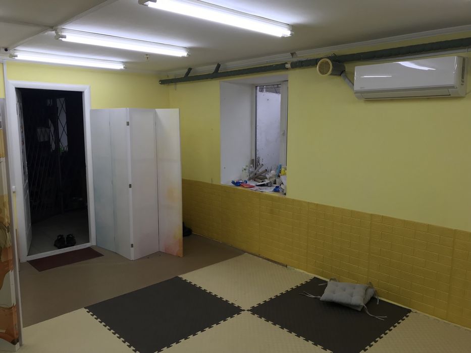 Продам магазин Лабiринт ,цокольний поверх 95м кв .Прохiдне мiсце