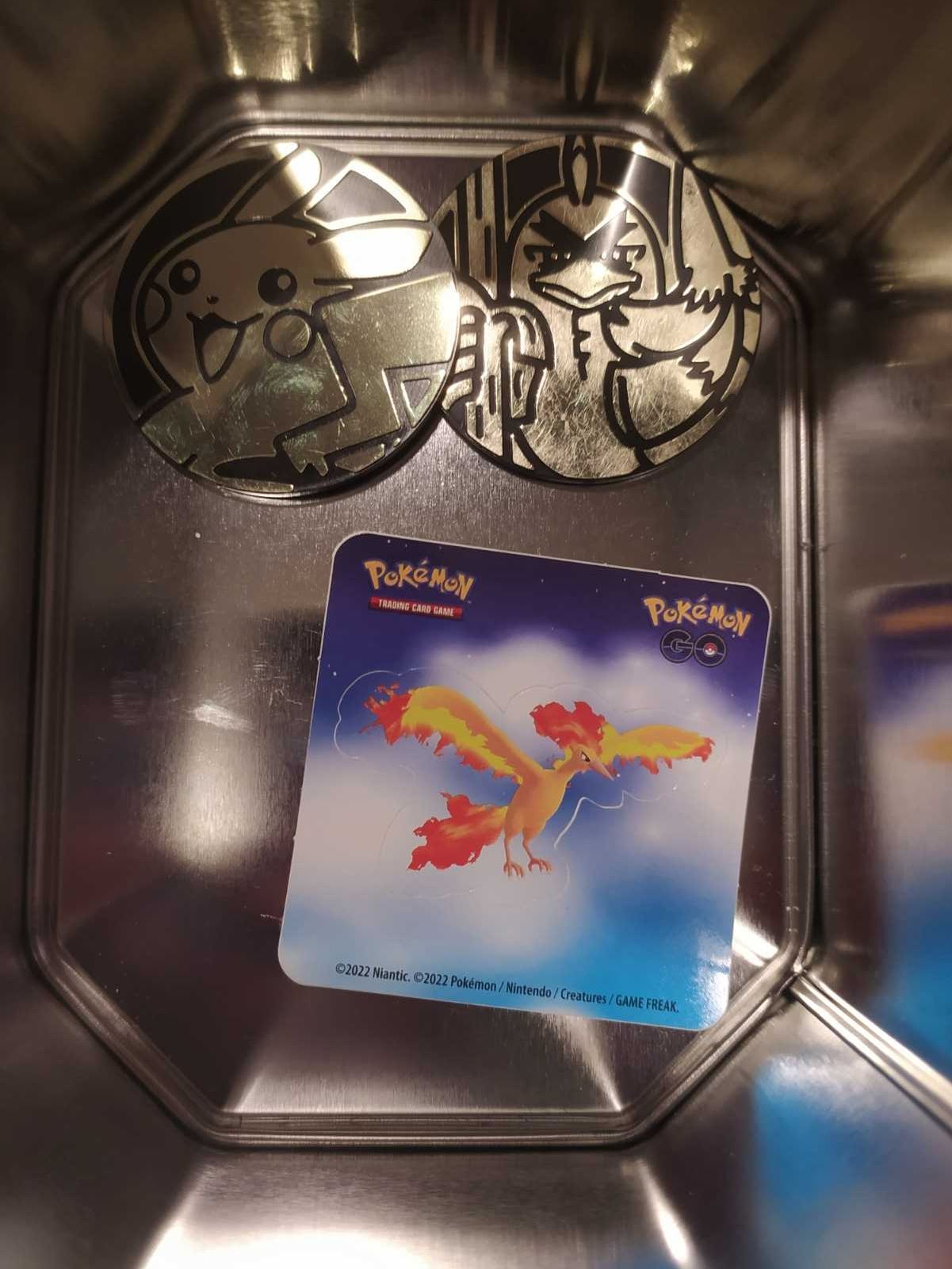 Karty Pokemon TCG 100szt 2 żetony i naklejka