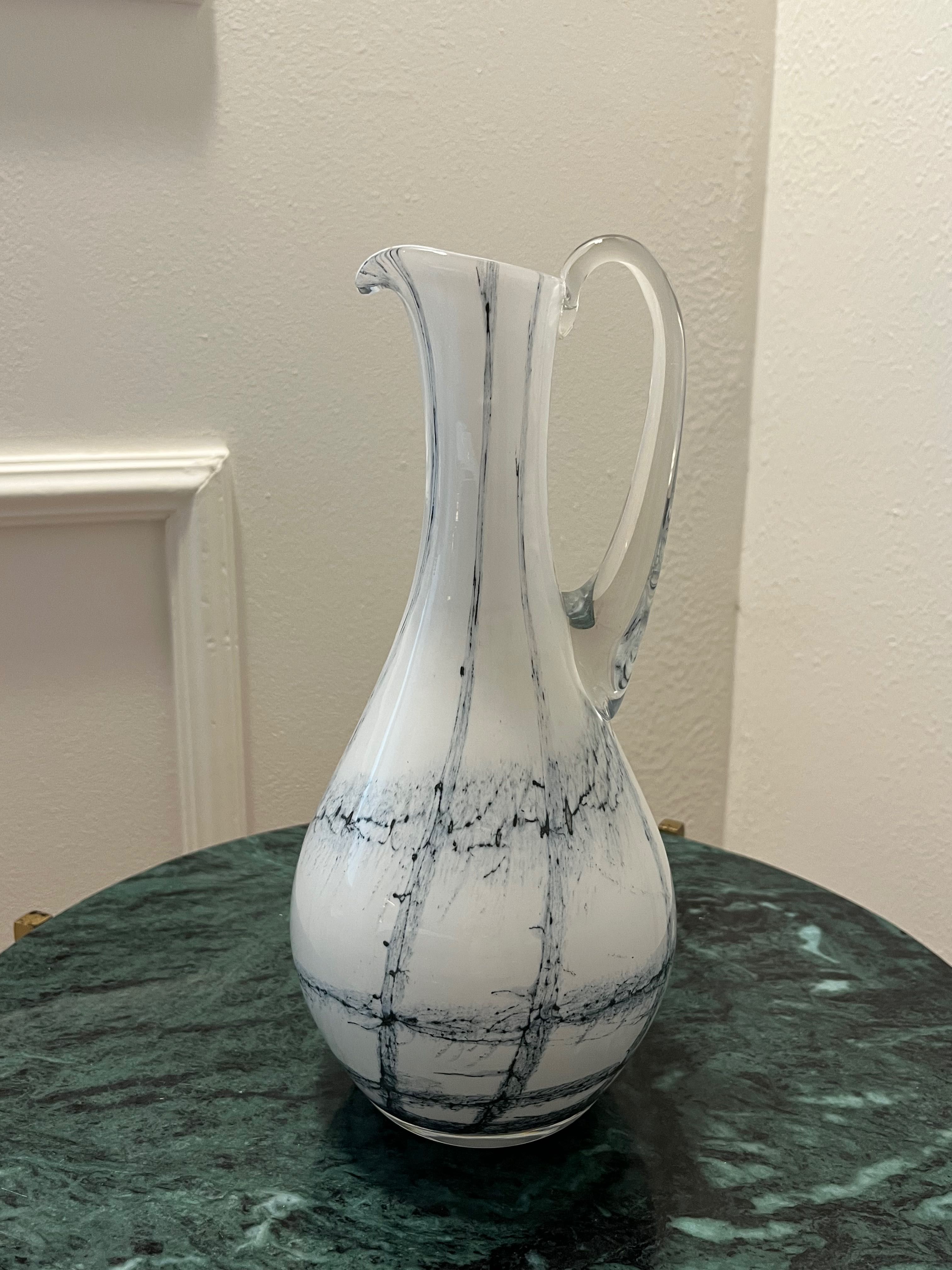 Biały dekoracyjny wazon