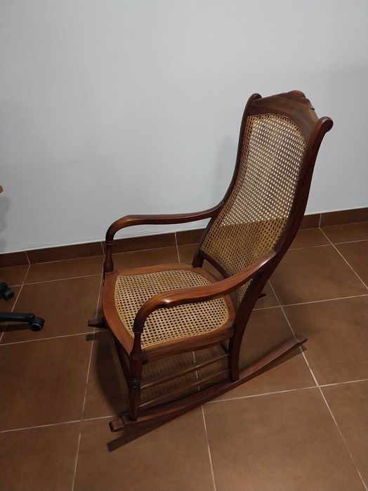 Cadeira antiga em palhinha