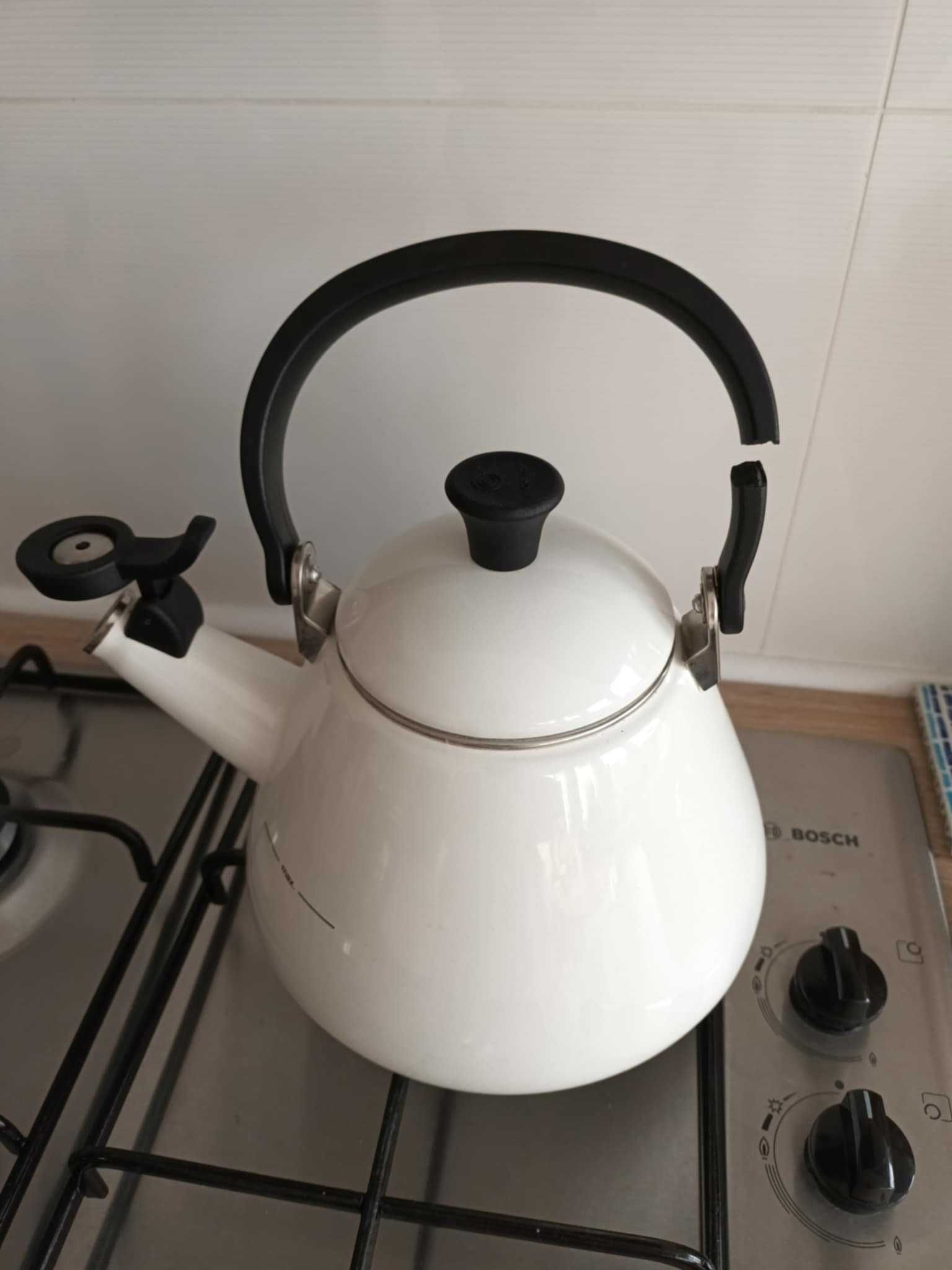 biały czajnik Le Creuset - Kone