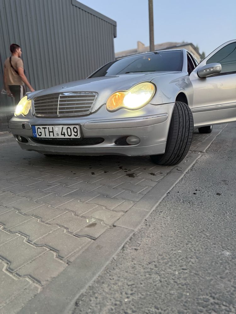 Мерседес w203 c220 2001 рік