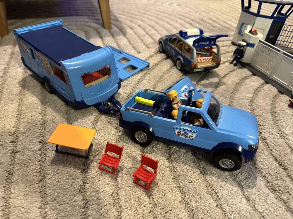 Playmobil 3 zestawy komistariat, radiowoz, pickup+przyczepa kempingowa