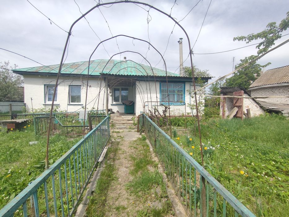 Гарний дім поряд з річкою в с.Брусилів