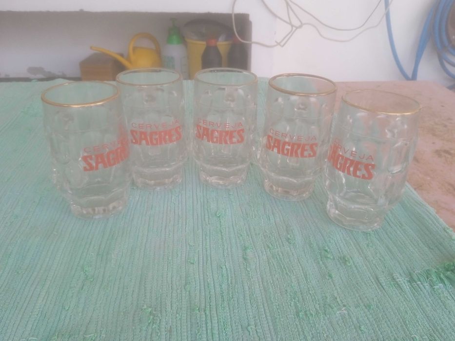 Canecas de cerveja em vidro com mais de 30 anos