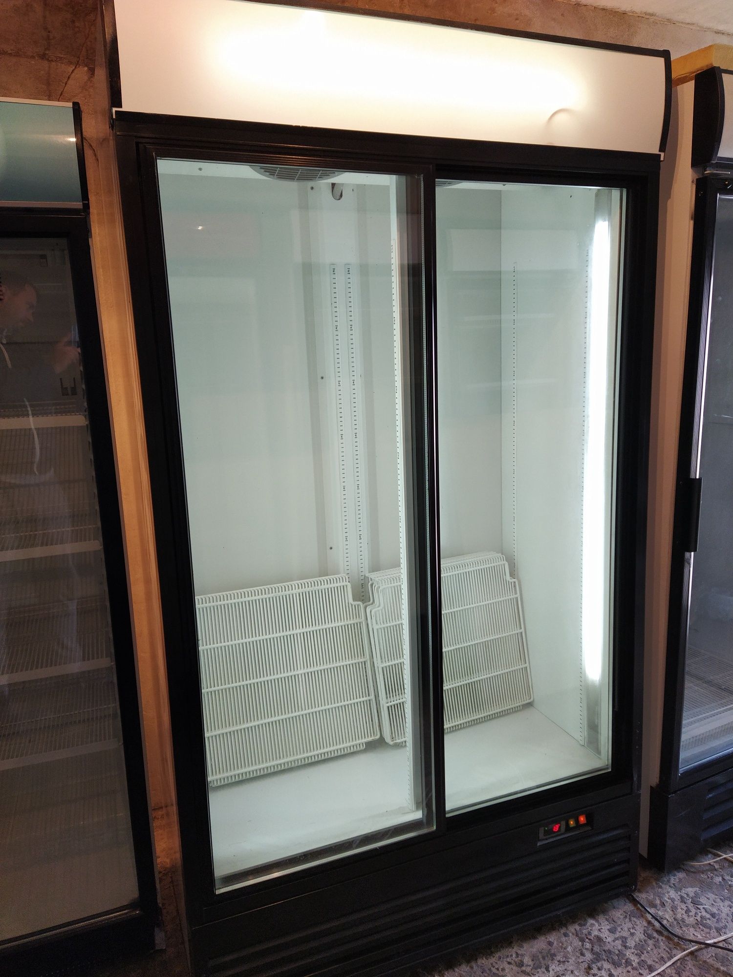 Вітрина Холодильна шафа холодильник холодильні вітрини