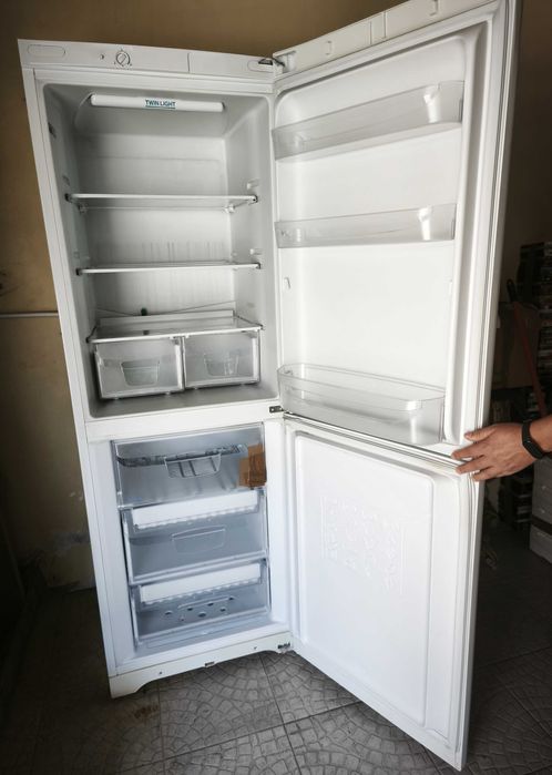 Frigorifico combinado em estado razoavél