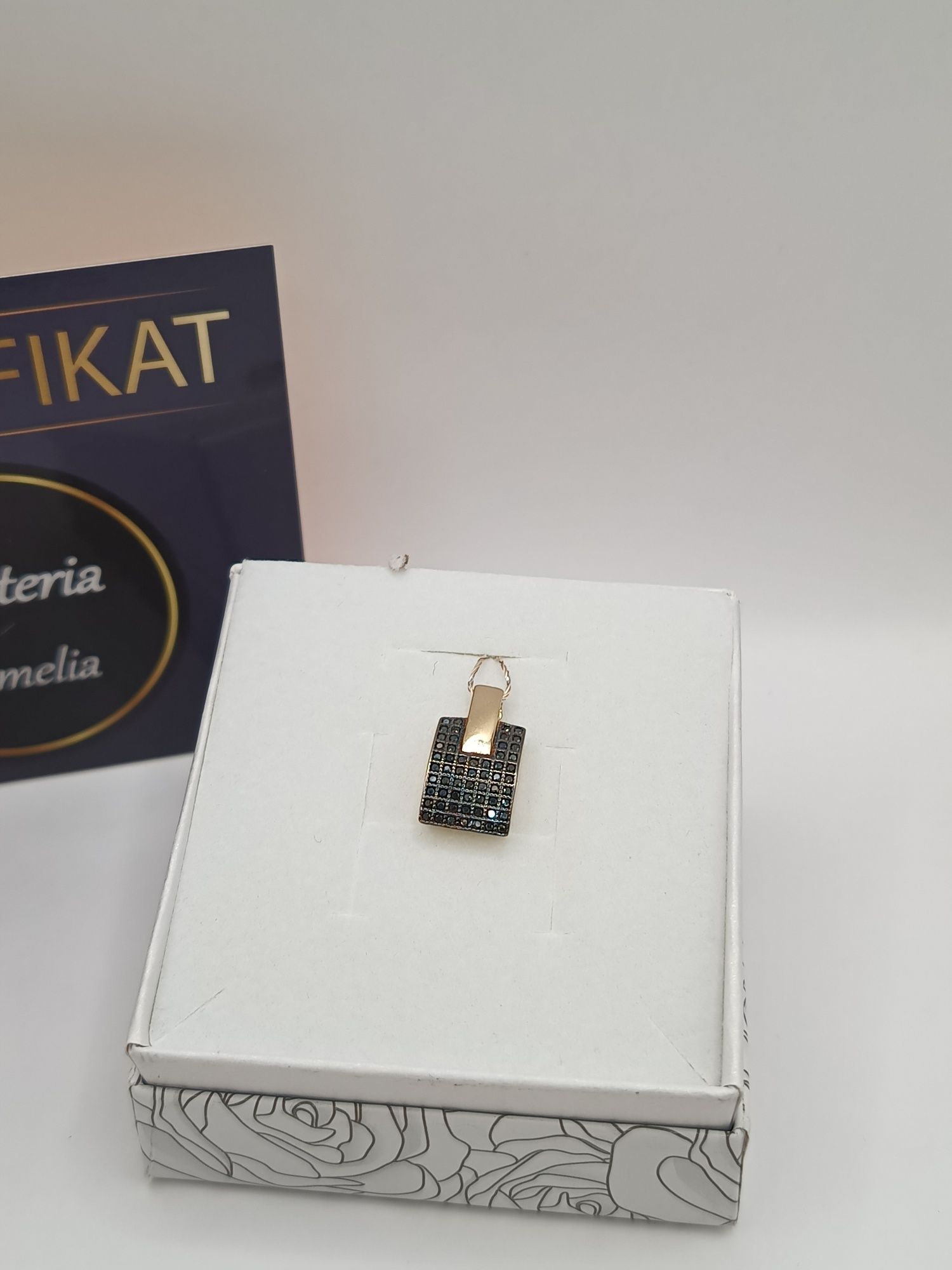 Piękna klasyczna czarna złota zawieszka żółte złoto pr 585