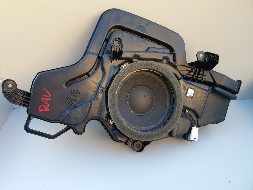 TOYOTA RAV4 IV 4 subwoofer JBL 13-18