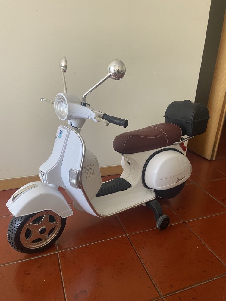 Mota Vespa eletrica para criança