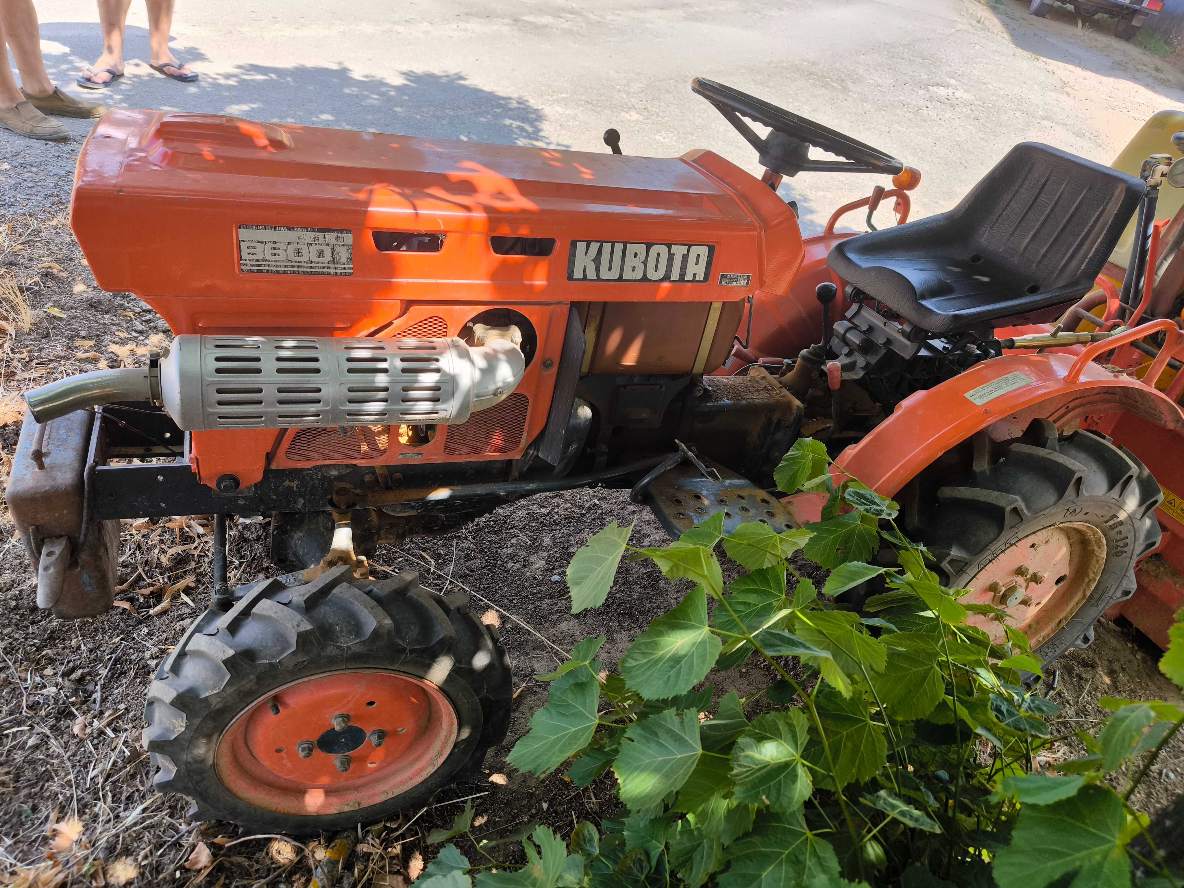 Trator Kubota B6001+frese +charrua