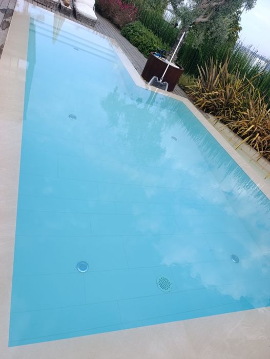 Limpeza e manutenções piscinas.