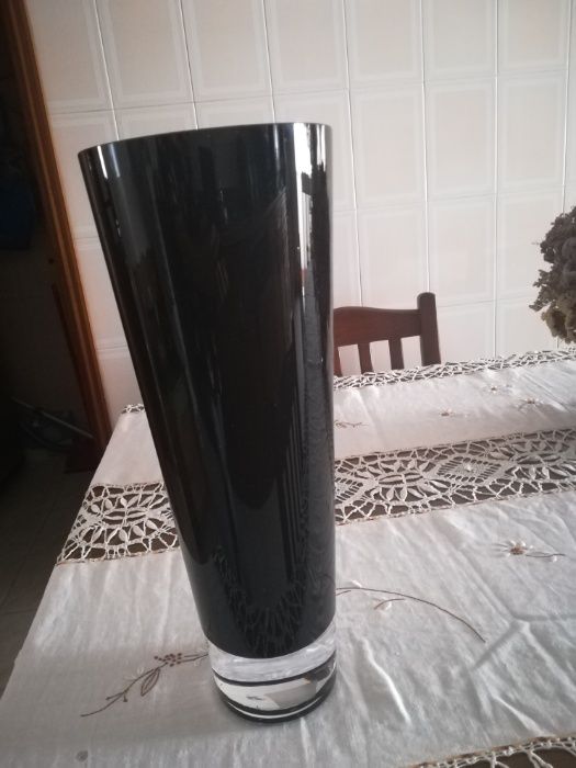 Jarra preta em vidro com 41 cm de altura
