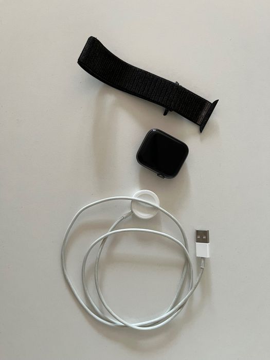 Apple Watch Series 4 (GPS) 44 mm — Space Gray Aluminum