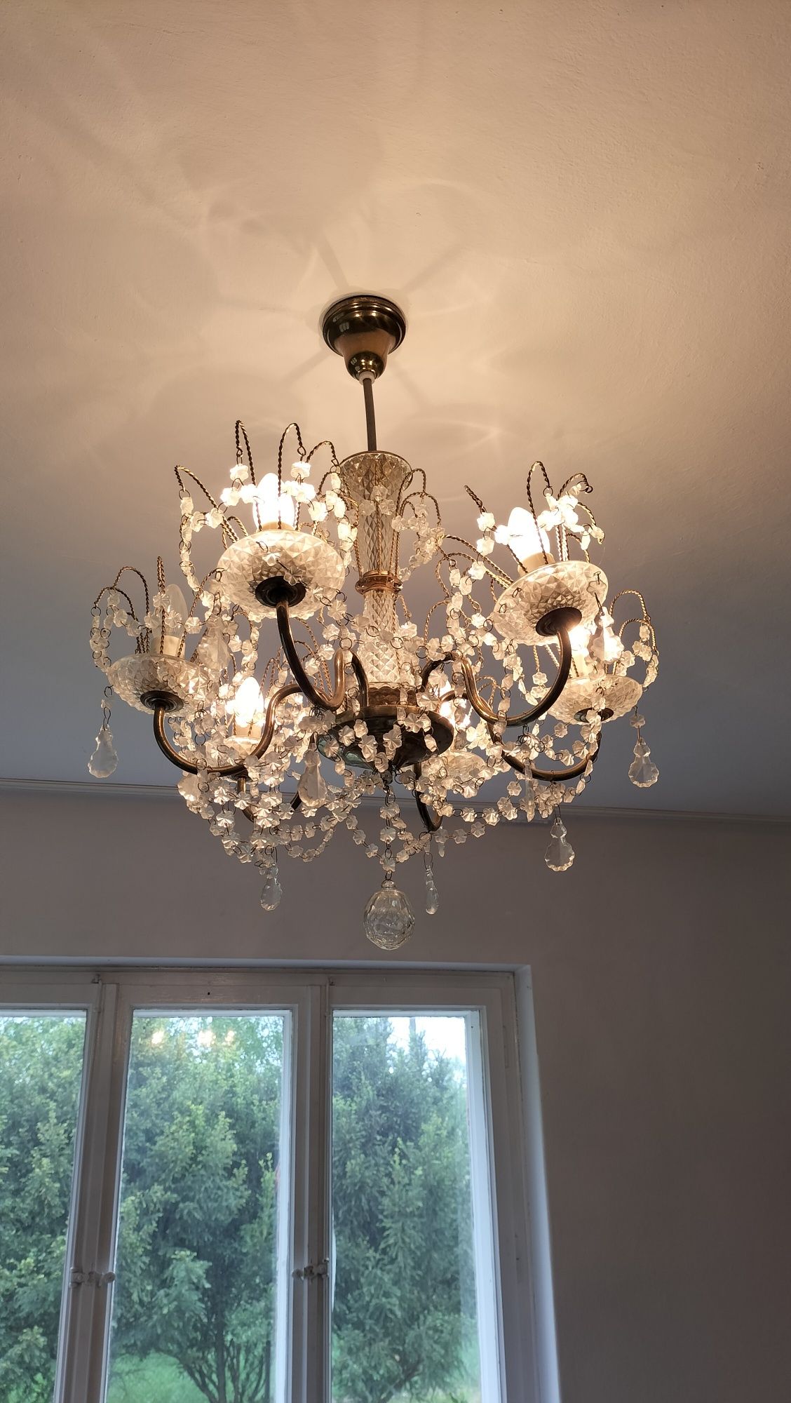 Lampa sufitowa działa