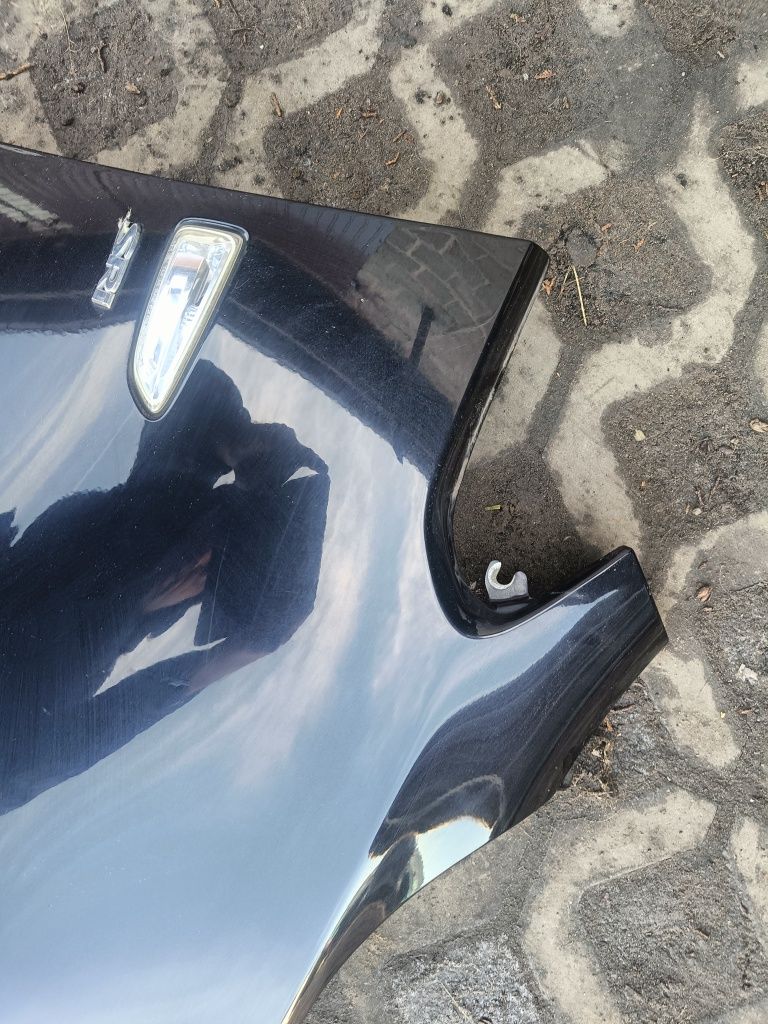 Błotnik prawy przód Opel Astra J Z20R Czarny stan bdb oryginał Wysyłka