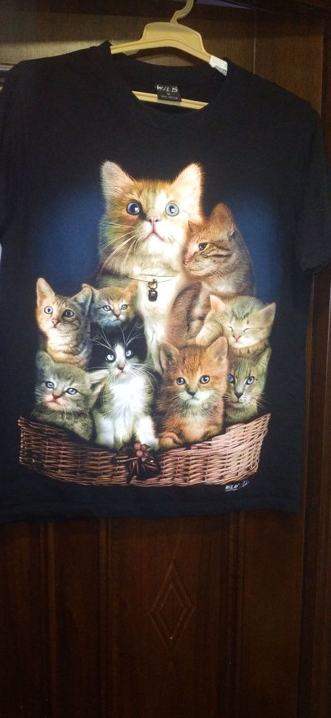 Красивая футболка с котиками.