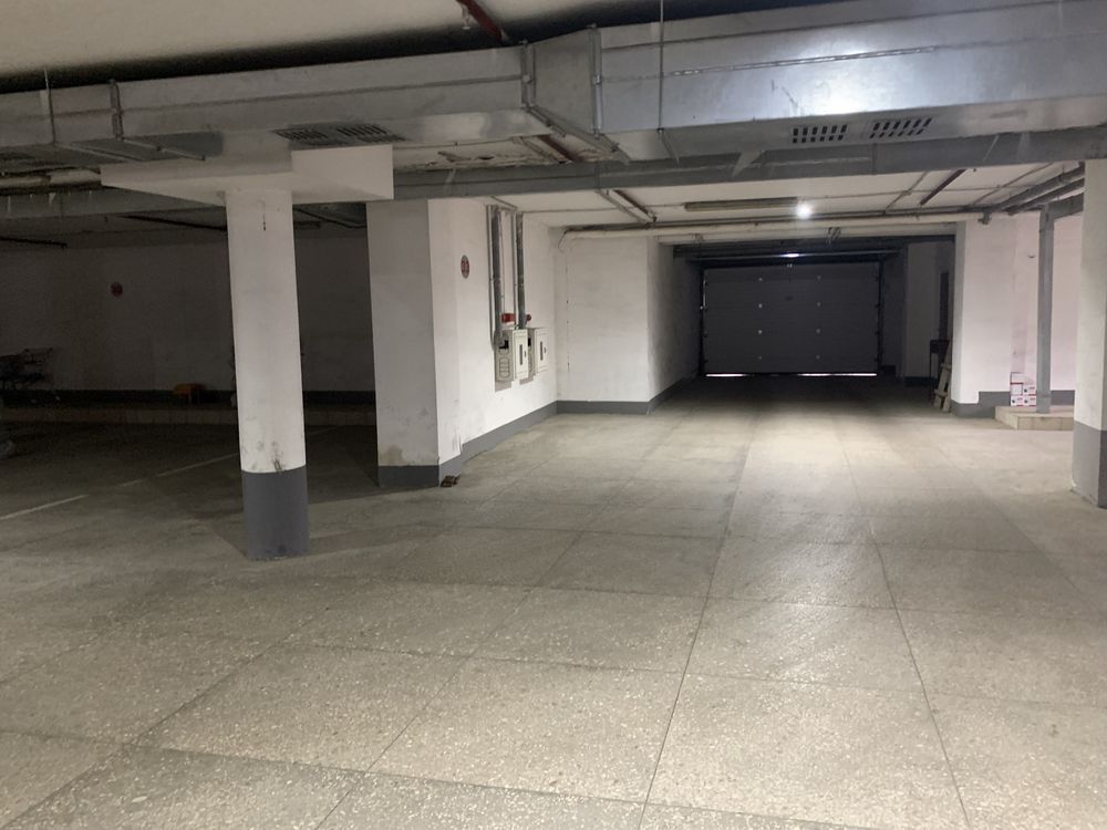 Паркомісце Отакара Яроша 24Б