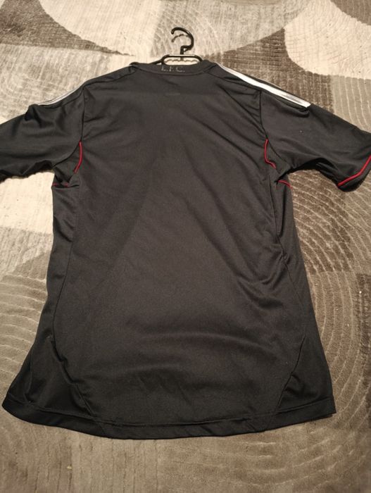 Używana wyjazdowa koszulka Liverpoolu sezon 11/12