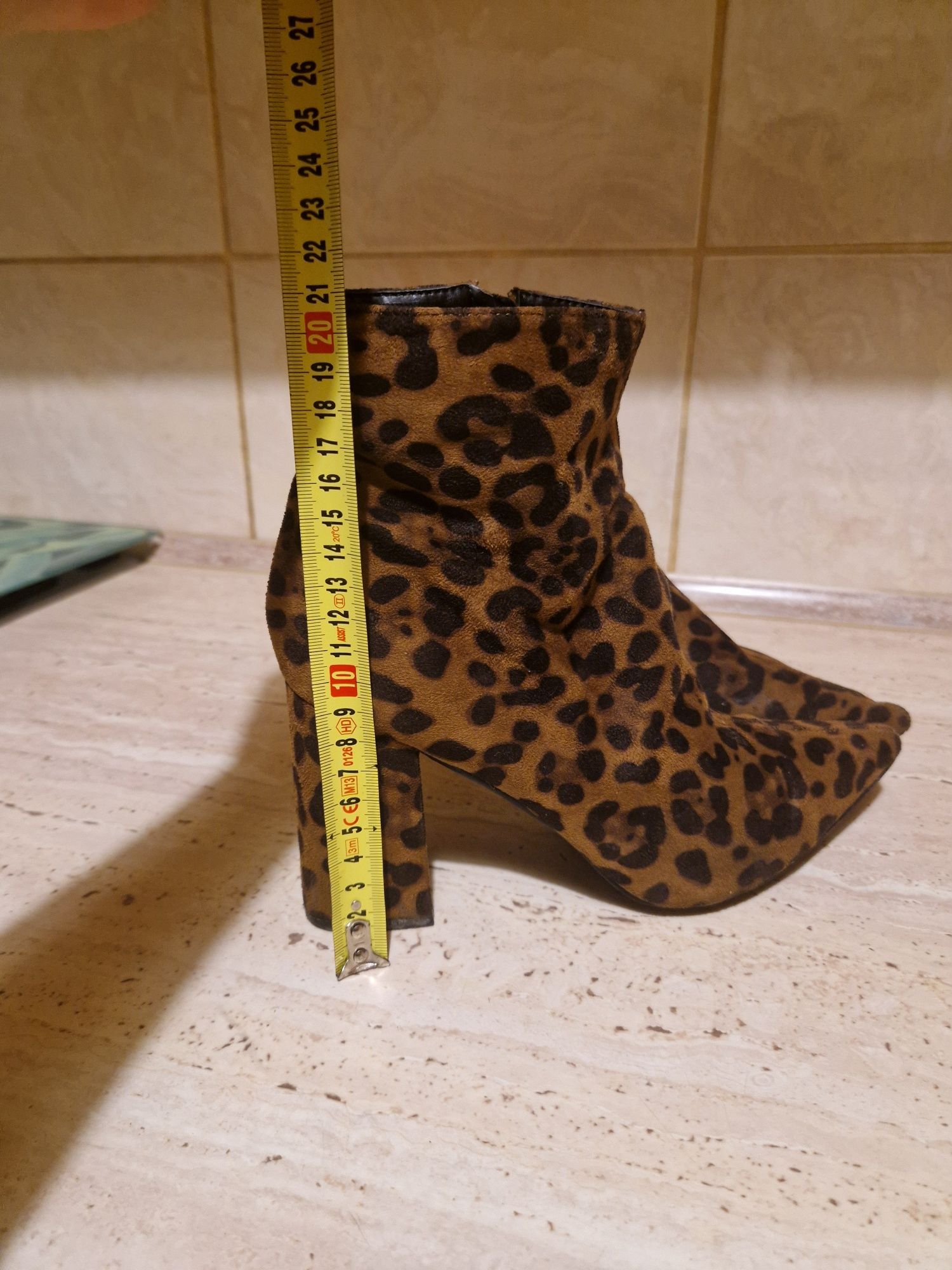 Buty beżowe panterkowe boki r 37