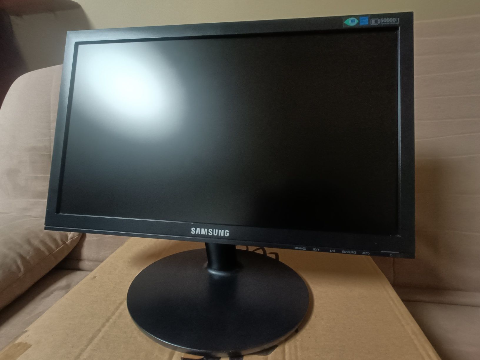 Monitor Samsung SyncMaster E1920 18,5 " 1366 x 768 px z kablem do HDMI