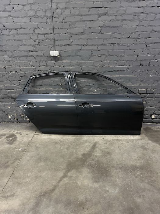 Двері передні праві задні праві audi A4 B9 16-19 рок LX7L X7L й інші