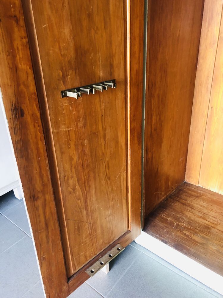 Szafa z drewna do renowacji