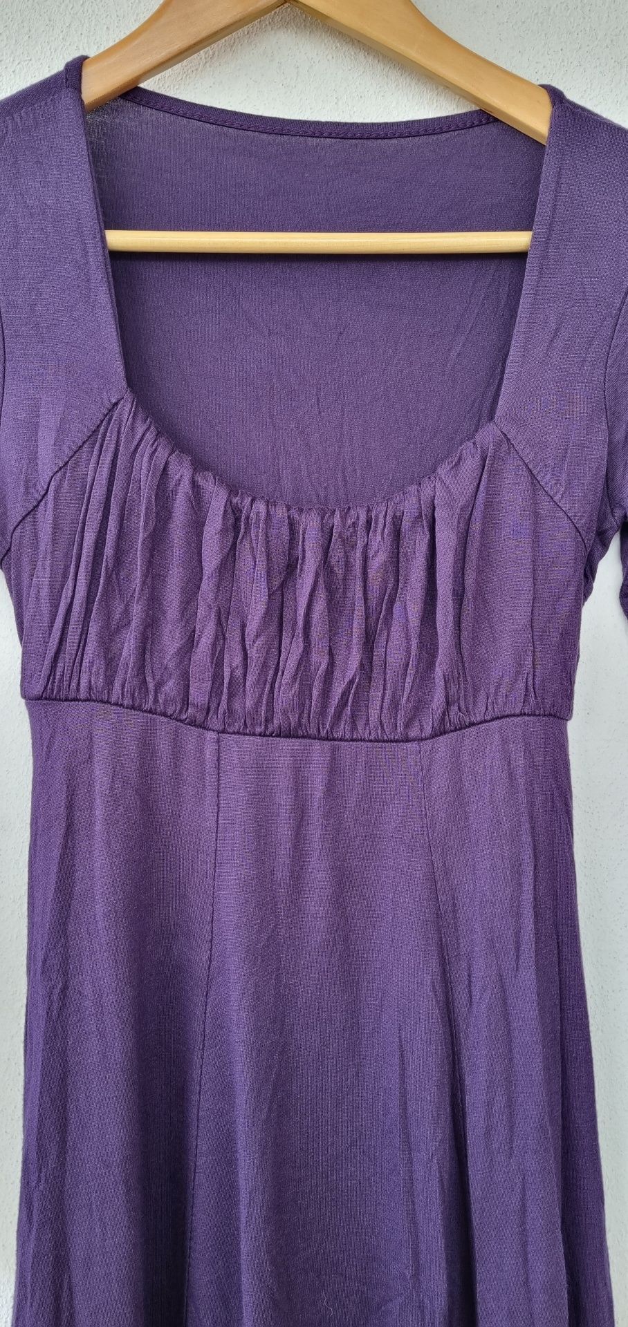 Vestido roxo de manga comprida