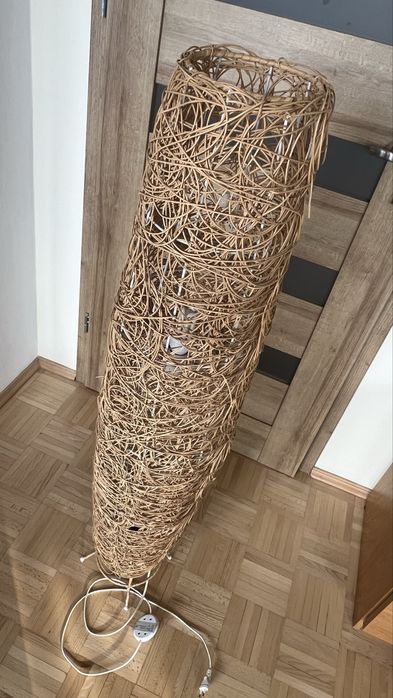 Lampa pleciona stojąca