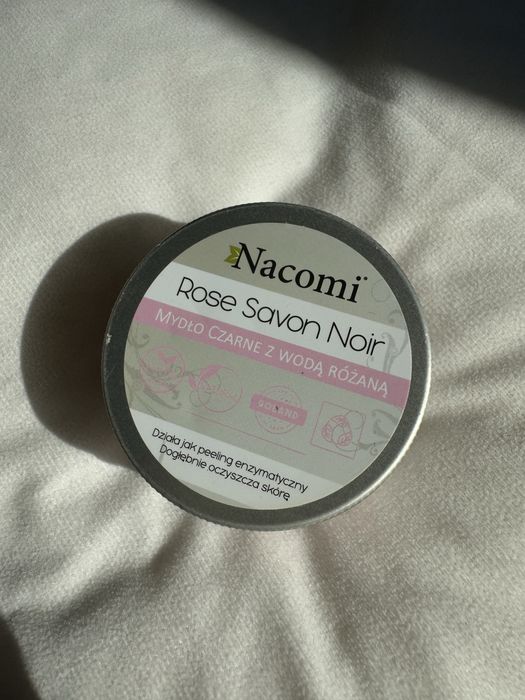 Nacomi różane czarne mydło z wodą różaną