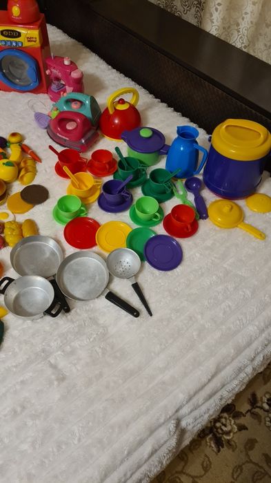 Дитячі іграшки. Дитяча посудка, кухня, плита, пральна машина.