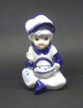 Figurki porcelanowe w strojach dworskich z PRL-u.