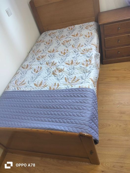 Cama solteiro + mesa cabeceira